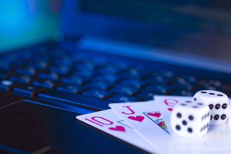 Pengguna tebasslot mengakses platform hiburan digital melalui ponsel dengan aman dan nyaman
